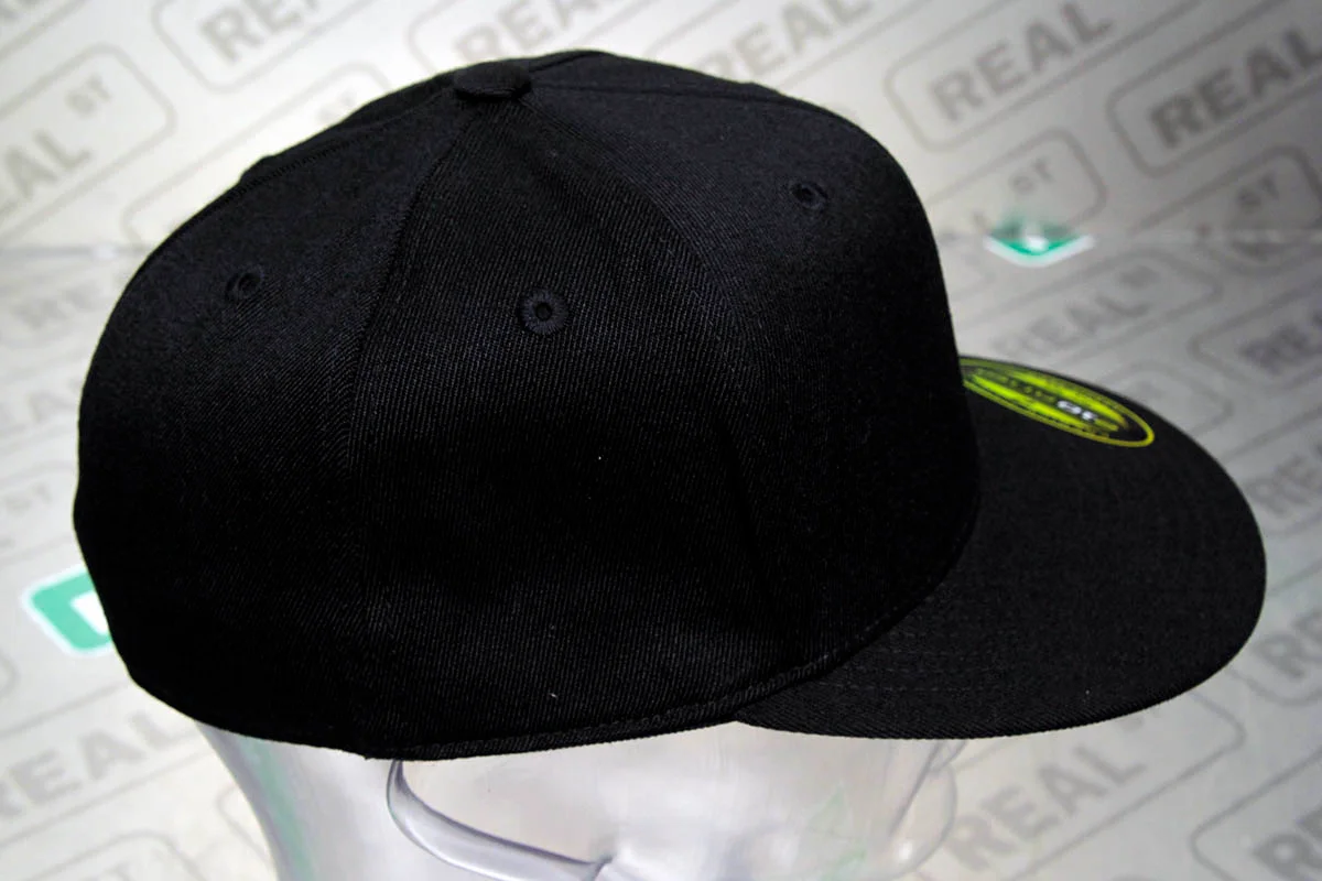 Gorro Real Street negro con logo gris y contorno negro, talla S/M, ajustada. - Imagen 3