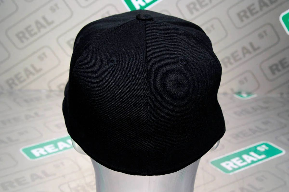 Gorro Real Street negro con logo gris y contorno negro, talla S/M, ajustada. - Imagen 4