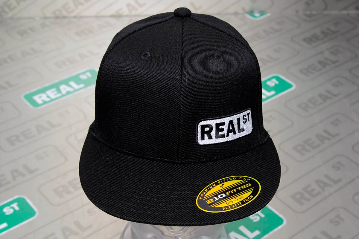 Gorro Real Street negro con logo gris y contorno negro, talla S/M, ajustada.